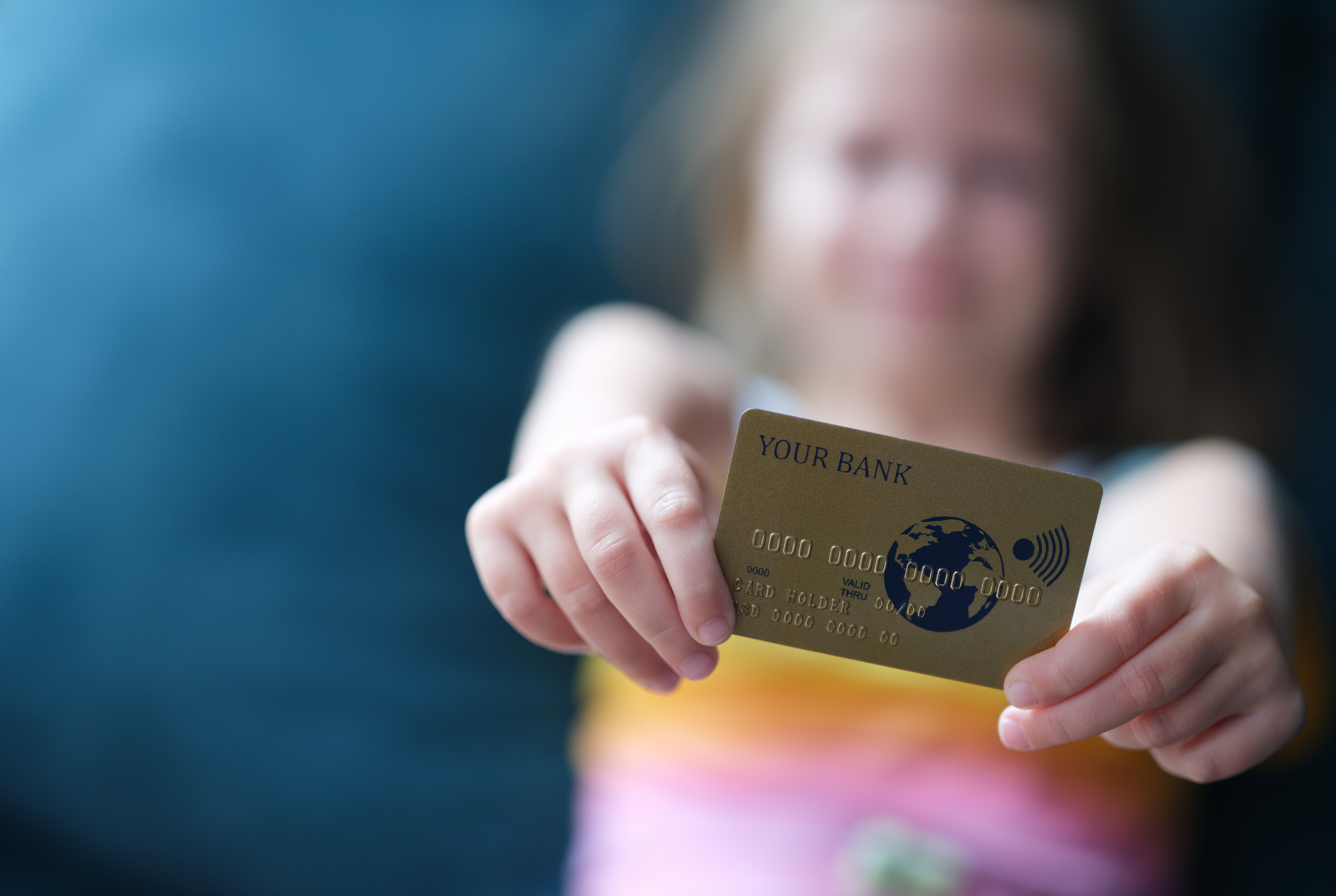 Kis kezek, nagy kockázatok: A gyermekek online banki csalásoknak való kitettsége 